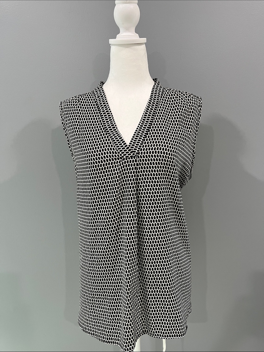 Jones New York Black & White V-Neck Sleeveless Geometric Top
